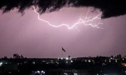 تركيا.. صاعقة تضرب مسجداً وتسقط مئذنته بالكامل
